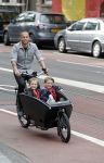 Amsterdam 5 oktober 2015
Johnny Heitinga met zijn kinderen Jezebel en Lennox in de bakfiets.
