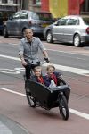 Amsterdam 5 oktober 2015
Johnny Heitinga met zijn kinderen Jezebel en Lennox in de bakfiets.