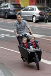 Amsterdam 5 oktober 2015
Johnny Heitinga met zijn kinderen Jezebel en Lennox in de bakfiets.