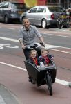 Amsterdam 5 oktober 2015
Johnny Heitinga met zijn kinderen Jezebel en Lennox in de bakfiets.