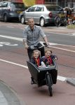 Amsterdam 5 oktober 2015
Johnny Heitinga met zijn kinderen Jezebel en Lennox in de bakfiets.