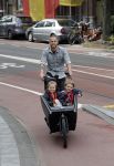 Amsterdam 5 oktober 2015
Johnny Heitinga met zijn kinderen Jezebel en Lennox in de bakfiets.