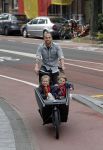 Amsterdam 5 oktober 2015
Johnny Heitinga met zijn kinderen Jezebel en Lennox in de bakfiets.