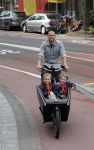 Amsterdam 5 oktober 2015
Johnny Heitinga met zijn kinderen Jezebel en Lennox in de bakfiets.