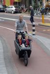 Amsterdam 5 oktober 2015
Johnny Heitinga met zijn kinderen Jezebel en Lennox in de bakfiets.