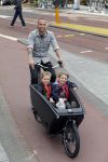 Amsterdam 5 oktober 2015
Johnny Heitinga met zijn kinderen Jezebel en Lennox in de bakfiets.