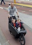 Amsterdam 5 oktober 2015
Johnny Heitinga met zijn kinderen Jezebel en Lennox in de bakfiets.