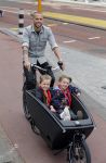 Amsterdam 5 oktober 2015
Johnny Heitinga met zijn kinderen Jezebel en Lennox in de bakfiets.