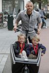 Amsterdam 5 oktober 2015
Johnny Heitinga met zijn kinderen Jezebel en Lennox in de bakfiets.