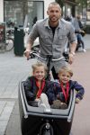 Amsterdam 5 oktober 2015
Johnny Heitinga met zijn kinderen Jezebel en Lennox in de bakfiets.