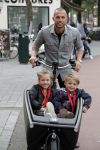 Amsterdam 5 oktober 2015
Johnny Heitinga met zijn kinderen Jezebel en Lennox in de bakfiets.