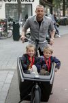 Amsterdam 5 oktober 2015
Johnny Heitinga met zijn kinderen Jezebel en Lennox in de bakfiets.