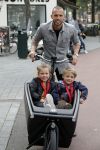 Amsterdam 5 oktober 2015
Johnny Heitinga met zijn kinderen Jezebel en Lennox in de bakfiets.