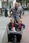 Amsterdam 5 oktober 2015
Johnny Heitinga met zijn kinderen Jezebel en Lennox in de bakfiets.