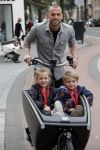 Amsterdam 5 oktober 2015
Johnny Heitinga met zijn kinderen Jezebel en Lennox in de bakfiets.