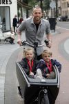 Amsterdam 5 oktober 2015
Johnny Heitinga met zijn kinderen Jezebel en Lennox in de bakfiets.