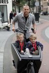 Amsterdam 5 oktober 2015
Johnny Heitinga met zijn kinderen Jezebel en Lennox in de bakfiets.