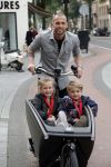 Amsterdam 5 oktober 2015
Johnny Heitinga met zijn kinderen Jezebel en Lennox in de bakfiets.