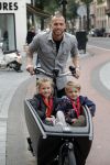 Amsterdam 5 oktober 2015
Johnny Heitinga met zijn kinderen Jezebel en Lennox in de bakfiets.