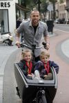 Amsterdam 5 oktober 2015
Johnny Heitinga met zijn kinderen Jezebel en Lennox in de bakfiets.