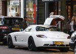 Amsterdam 12 oktober 2015
Jonothan de Guzman met zijn vriendin Sarah Nasser in zijn mercedes sportwagen .
