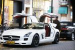 Amsterdam 12 oktober 2015
Jonothan de Guzman met zijn vriendin Sarah Nasser in zijn mercedes sportwagen .