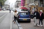 Amsterdam 6 oktober 2015 
Katja Schuurman brnegt haar vriend Freek v Noordwijk van zijn ene restaurant naar zijn andere restaurant ion Amsterdam