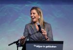Amsterdam 6 oktober 2015
Koningin Maxima bij symposium platform wijzer in geldzaken in het Tobacco theater, 
Eberhard v d Laan ontvangt haar.