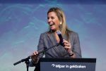 Amsterdam 6 oktober 2015
Koningin Maxima bij symposium platform wijzer in geldzaken in het Tobacco theater, 
Eberhard v d Laan ontvangt haar.