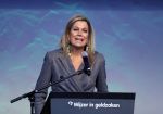 Amsterdam 6 oktober 2015
Koningin Maxima bij symposium platform wijzer in geldzaken in het Tobacco theater, 
Eberhard v d Laan ontvangt haar.