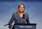 Amsterdam 6 oktober 2015
Koningin Maxima bij symposium platform wijzer in geldzaken in het Tobacco theater, 
Eberhard v d Laan ontvangt haar.