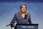 Amsterdam 6 oktober 2015
Koningin Maxima bij symposium platform wijzer in geldzaken in het Tobacco theater, 
Eberhard v d Laan ontvangt haar.