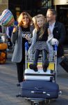 Schiphol 10 oktober 2015
Leontien Zijlaard v Moorsel wordt op schiphol opgehaald door man Michael Zijlaard en dochter Indy