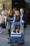 Schiphol 10 oktober 2015
Leontien Zijlaard v Moorsel wordt op schiphol opgehaald door man Michael Zijlaard en dochter Indy