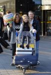 Schiphol 10 oktober 2015
Leontien Zijlaard v Moorsel wordt op schiphol opgehaald door man Michael Zijlaard en dochter Indy