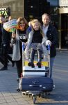 Schiphol 10 oktober 2015
Leontien Zijlaard v Moorsel wordt op schiphol opgehaald door man Michael Zijlaard en dochter Indy