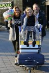 Schiphol 10 oktober 2015
Leontien Zijlaard v Moorsel wordt op schiphol opgehaald door man Michael Zijlaard en dochter Indy