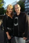 Amsterdam 30 september 2015 
Manon Thomas met vriend bij boekpresentatie Joop v Tellingen
