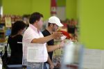 Sevilla 13/14 oktober 2015
Rafael v d Vaart heeft bezoek van zijn vriendin Christie die bij hem op bezoek is in zijn huis in Sevilla. Rafael wordt aangesproken door Edwin Bredius terwijl hij boodschappen doet in de supermarkt.