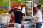 Sevilla 13/14 oktober 2015
Rafael v d Vaart heeft bezoek van zijn vriendin Christie die bij hem op bezoek is in zijn huis in Sevilla. Rafael wordt aangesproken door Edwin Bredius terwijl hij boodschappen doet in de supermarkt.
