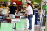 Sevilla 13/14 oktober 2015
Rafael v d Vaart heeft bezoek van zijn vriendin Christie die bij hem op bezoek is in zijn huis in Sevilla. Rafael wordt aangesproken door Edwin Bredius terwijl hij boodschappen doet in de supermarkt.