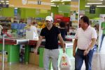 Sevilla 13/14 oktober 2015
Rafael v d Vaart heeft bezoek van zijn vriendin Christie die bij hem op bezoek is in zijn huis in Sevilla. Rafael wordt aangesproken door Edwin Bredius terwijl hij boodschappen doet in de supermarkt.