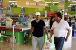 Sevilla 13/14 oktober 2015
Rafael v d Vaart heeft bezoek van zijn vriendin Christie die bij hem op bezoek is in zijn huis in Sevilla. Rafael wordt aangesproken door Edwin Bredius terwijl hij boodschappen doet in de supermarkt.