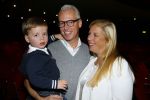 Hilversum 27 september 2015
Premiere twee kleine kleutertjes met Monique Smit naar verhaal van Jan Smit. Ze krijgen uit handen van edsilia Rombley dubbel platina. Rudolph v Veen met zoon en vrouw