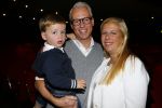 Hilversum 27 september 2015
Premiere twee kleine kleutertjes met Monique Smit naar verhaal van Jan Smit. Ze krijgen uit handen van edsilia Rombley dubbel platina. Rudolph v Veen met zoon en vrouw