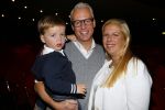 Hilversum 27 september 2015
Premiere twee kleine kleutertjes met Monique Smit naar verhaal van Jan Smit. Ze krijgen uit handen van edsilia Rombley dubbel platina. Rudolph v Veen met zoon en vrouw