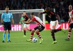 Eindhoven, 15 September 2015
CL 2015/2016
Eerste wedstrijd PSV-Manchester United, eindstand 2-1
Santiago Arias in duel met Ashley Young