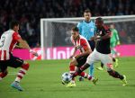 Eindhoven, 15 September 2015
CL 2015/2016
Eerste wedstrijd PSV-Manchester United, eindstand 2-1
Santiago Arias in duel met Ashley Young