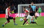 Eindhoven, 15 September 2015
CL 2015/2016
Eerste wedstrijd PSV-Manchester United, eindstand 2-1
Santiago Arias in duel met Ashley Young