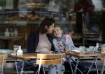 Amsterdam 18 september 2015
Isa Hoes met dochter Vlinder op terras.